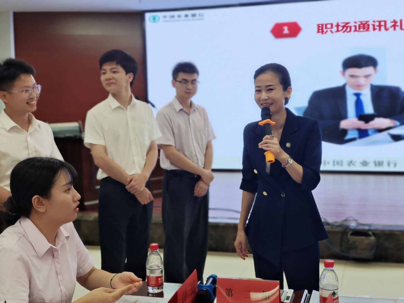 蔡玉. 中國農業(yè)銀行《銀行職業(yè)素養(yǎng)與商務禮儀》培訓